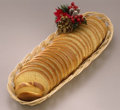 Corbeille de pain au lait tranché