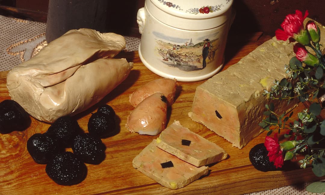 Terrine de foie gras frais truffé et tranché
