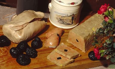 Terrine de foie gras frais truffé et tranché