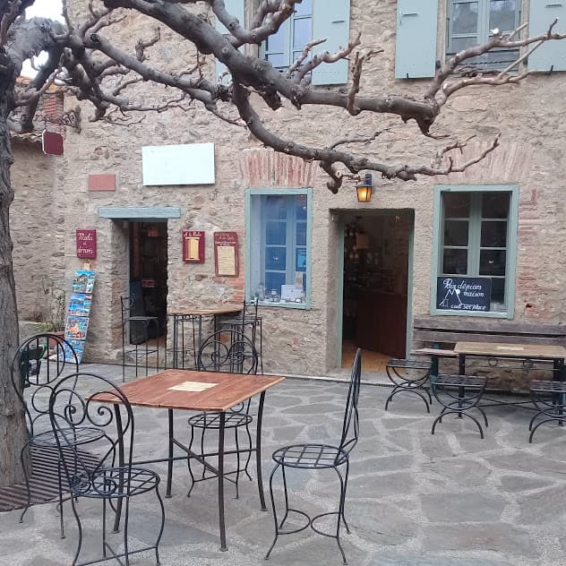 La terrasse de la boutique où déguster nos produits en prenant le soleil dans un cadre magnifique