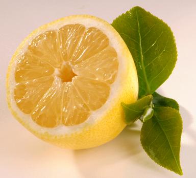 Citron jaune avec sa feuille