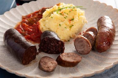 Saucisses confites boudin basque purée piperade
